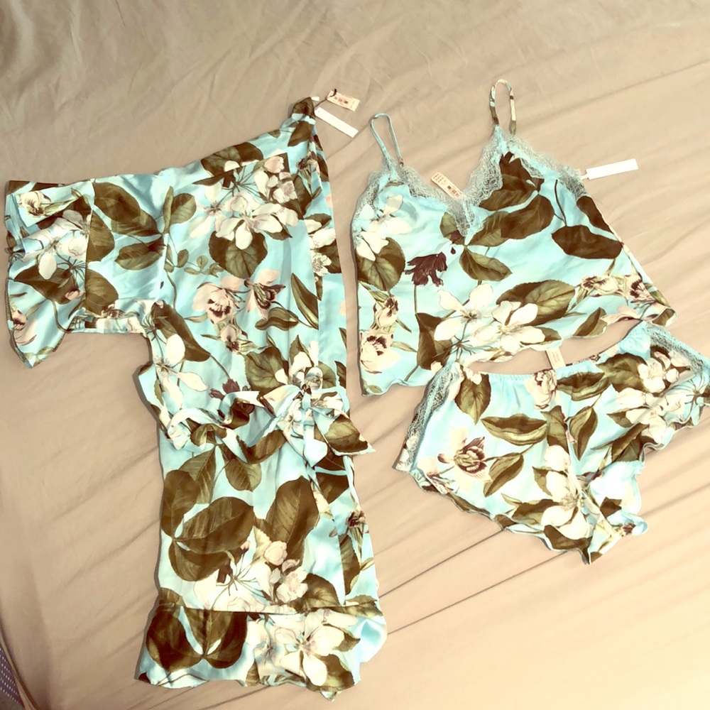 VICTORIAS SECRET - SILK cami/shorts/robe set